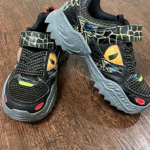 🦕 Sketchers dinosaur Kid shoes